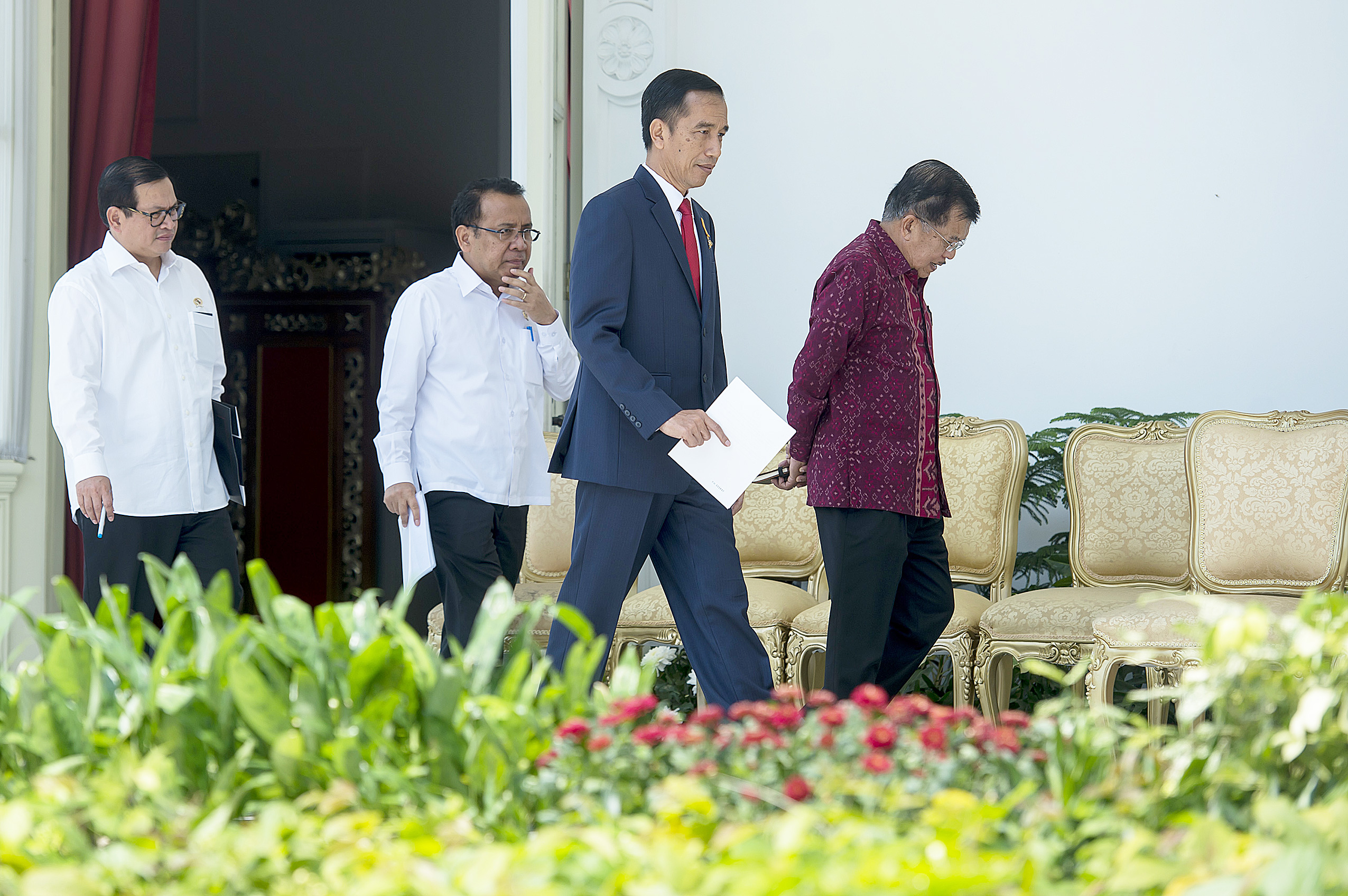 Bold steps: President Joko “Jokowi” Widodo (second from right), Vice President Jusuf Kalla (right), State Secretary Pratikno (second from left) and Cabinet Secretary Pramono Anung (left) walk to the stage where the President will announce the new line-up for his Cabinet. (Antara/Widodo S. Jusuf)