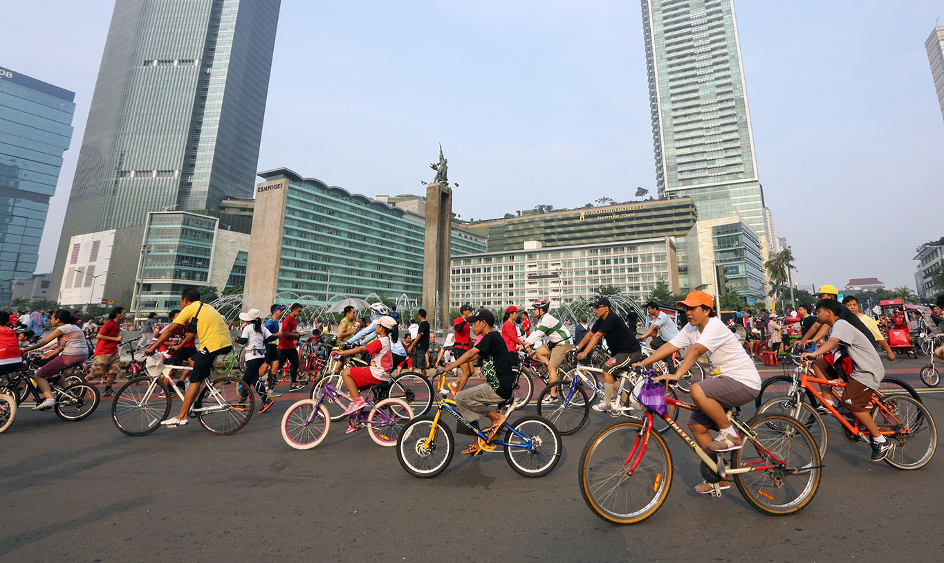 Jakarta's Car Free Day ( CFD ) policy closes off the capital's main roads in Central Jakarta to vehicles on Sunday mornings