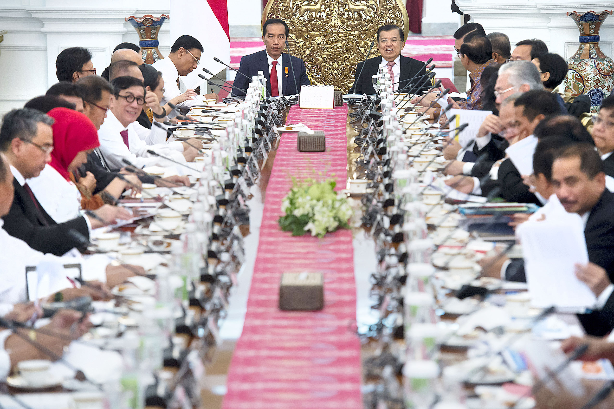 Getting down to business: President Joko “Jokowi” Widodo (top left) and Vice President Jusuf Kalla (top right) chair a plenary Cabinet meeting with the new members of the newly-formed Cabinet.