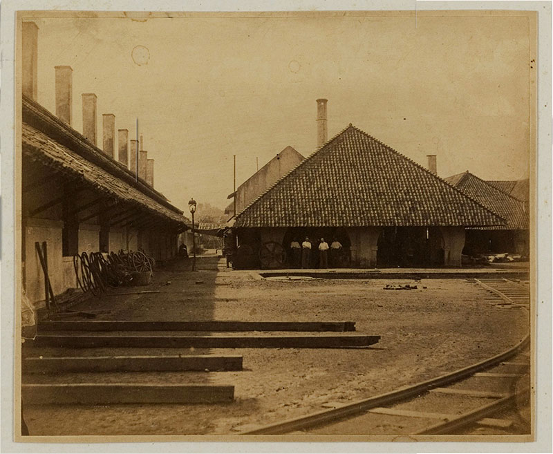 Pekerja berdiri di bawah tenda di Artillerie Constructie Winkel di Surabaya, Jawa Timur, sekitar tahun 1890. (Koleksi dari Universiteit Leiden Royal Belanda Institute of Asia Tenggara dan Karibia Studi, KITLV)