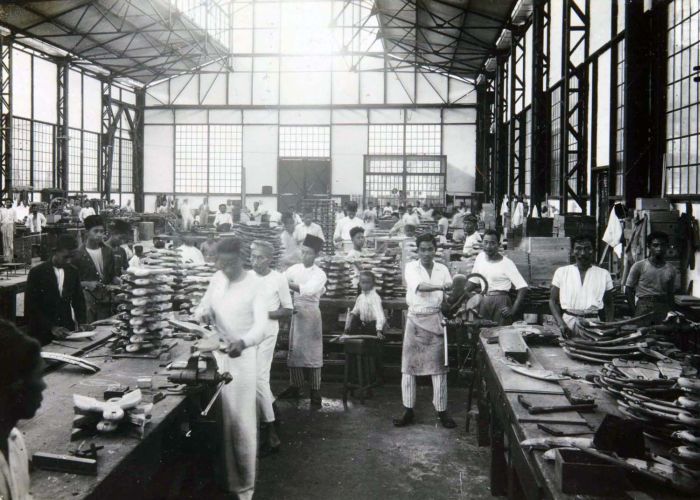 pekerja Artillerie Constructie Winkel di Bandung, Jawa Barat, berpose selama sesi foto untuk menandai ulang tahun ke-75 perusahaan pada tahun 1925. (Koleksi Tropenmuseum / Museum of the Tropics, Amsterdam)