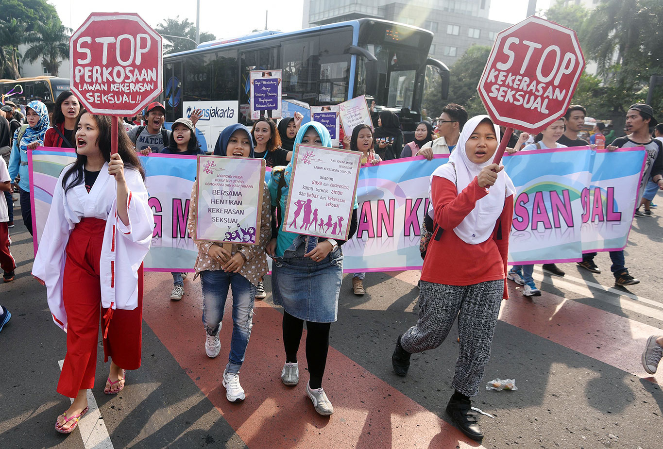 Loud and clear: Women and men come together in a rally protesting sexual violence against women in Jakarta, calling on the government to ensure proper punishment of the perpetrators of sexual violence. Half-hearted prosecution of sexual abusers and a masculine-oriented culture have failed to protect many women and created impunity. (Antara/Akbar Nugroho Gumay)